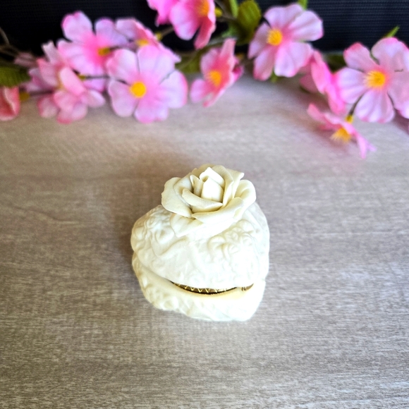 Vintage Miniture Carved White Rose Trinket Box - Picture 4 of 16